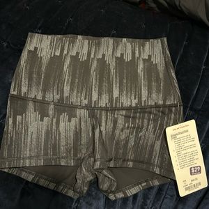 Lululemon boogie short size 4 NWT black w/metallic silver/pewter brushstrokes